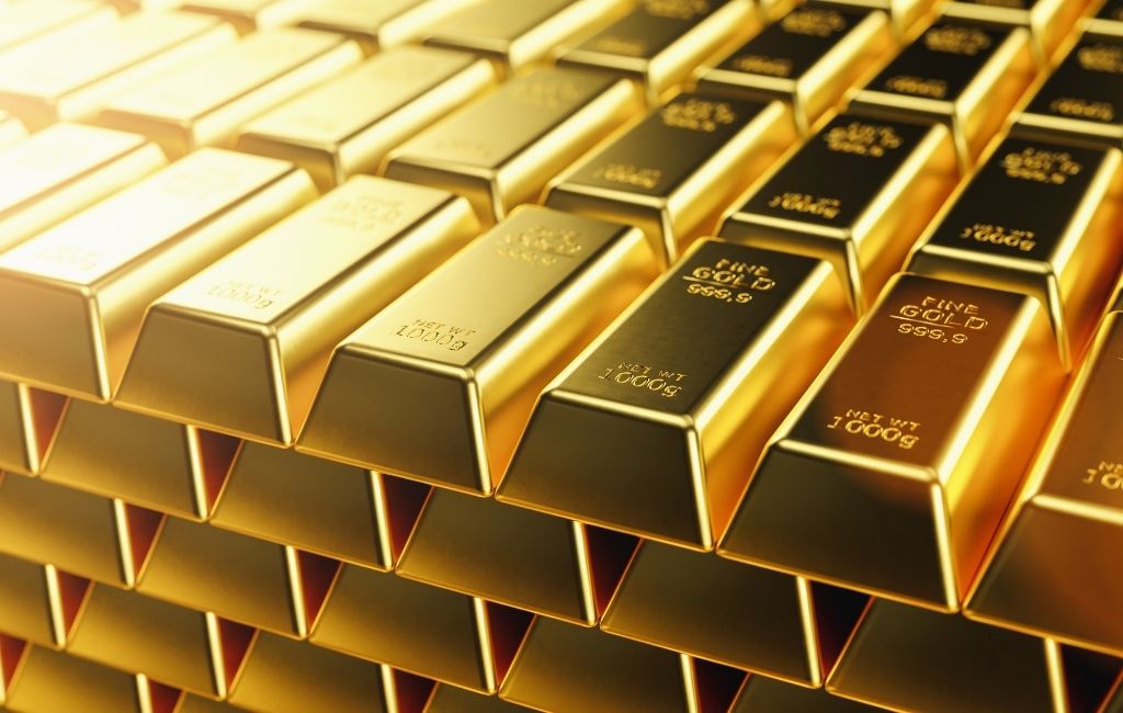 Tips for staying informed about gold market trends and economic factors during a rollover.